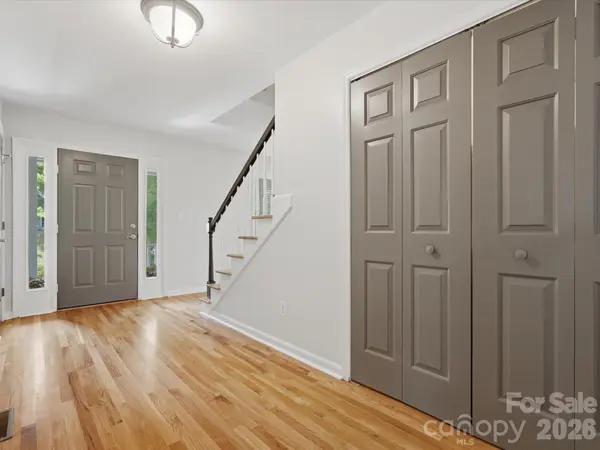 419 Whitefriars LN, Matthews, NC 28105