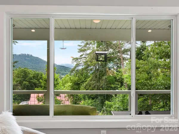 333 Herron Point LN, Weaverville, NC 28787