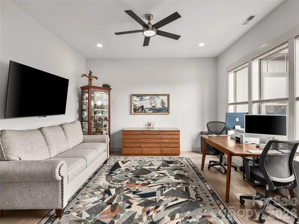 696 Daniel Circle DR, Mills River, NC 28759