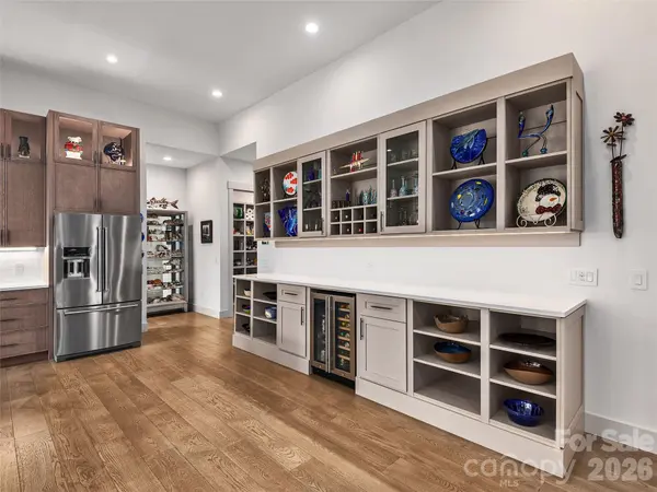 696 Daniel Circle DR, Mills River, NC 28759