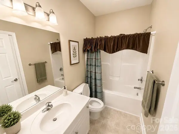 7 Shady Hollow LN, Greer, SC 29651