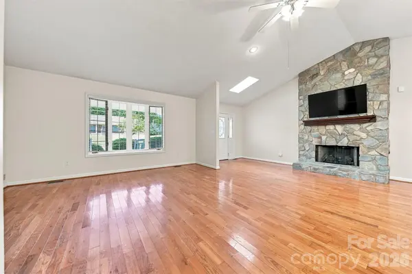 9 Daniel CIR, Granite Falls, NC 28630