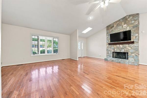 9 Daniel CIR, Granite Falls, NC 28630