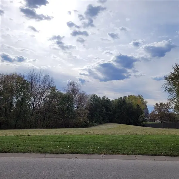 700 SW Southgate DR, Blue Springs, MO 64015