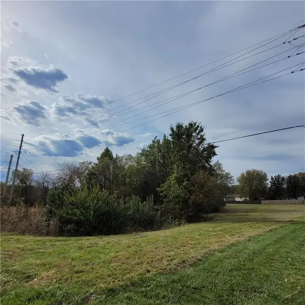 700 SW Southgate DR, Blue Springs, MO 64015