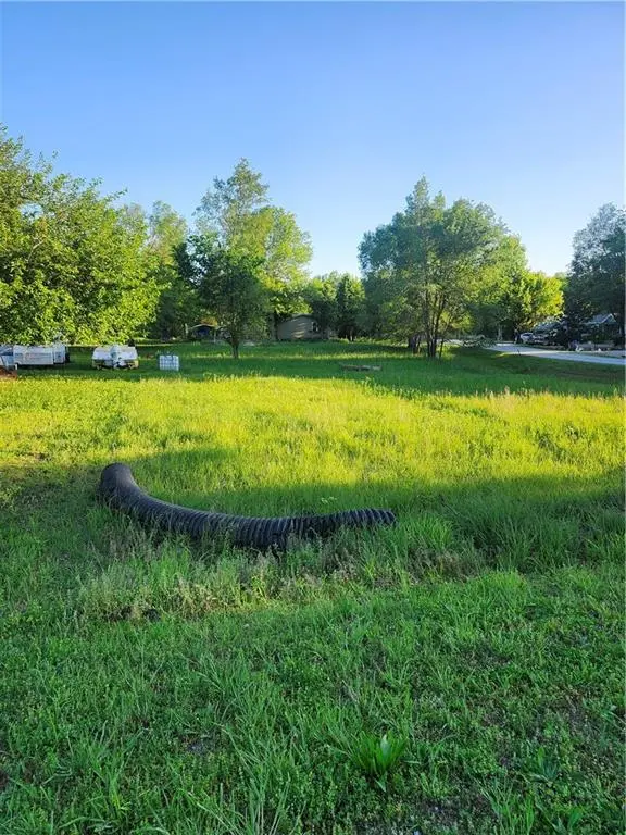 38 Woodland LN, Linn Valley, KS 66040