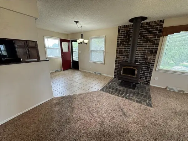 8833 Hickory LN, Ozawkie, KS 66070
