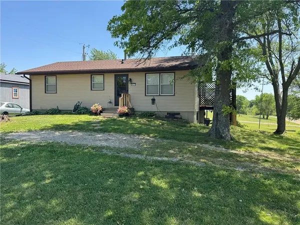 8833 Hickory LN, Ozawkie, KS 66070