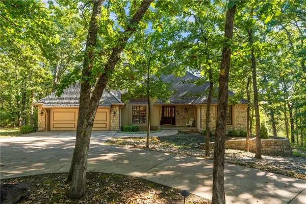 1031 NW Cedarcreek LN, Lee's Summit, MO 64081
