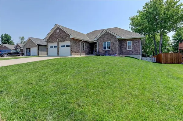 966 Moore PL, Odessa, MO 64076