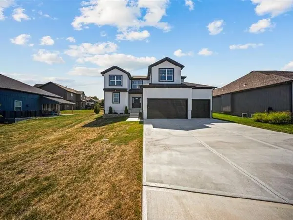 26433 W 144th TER, Olathe, KS 66061
