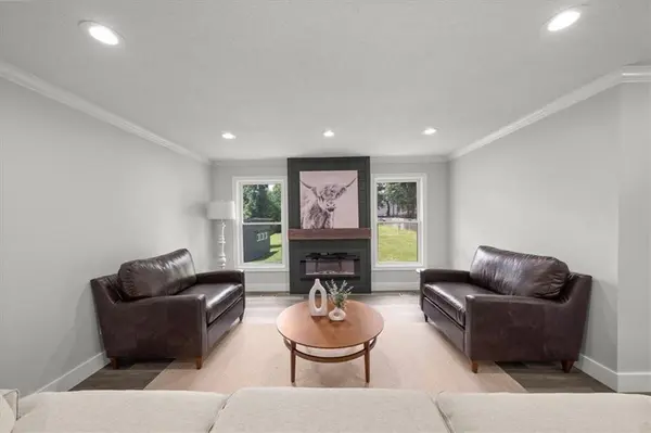 6655 W 82ND ST, Overland Park, KS 66204