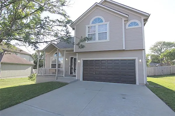 12413 Live Oak CIR, Peculiar, MO 64078