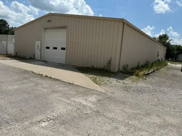 21525 E Maple CIR,  Peculiar,  MO 64078