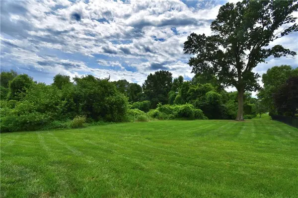 925 Redwood CIR, Liberty, MO 64068