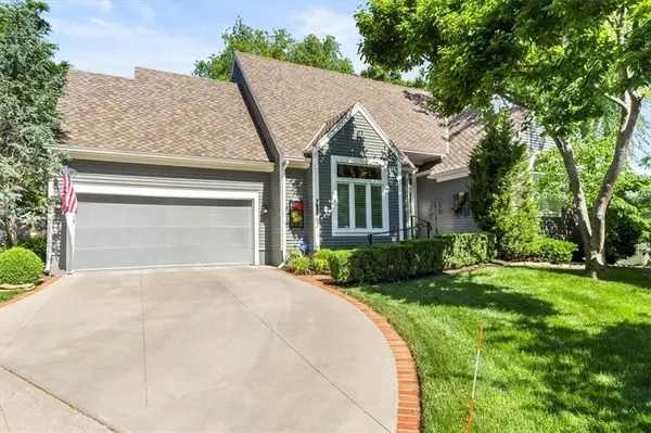 7853 Howe CIR, Prairie Village, KS 66208