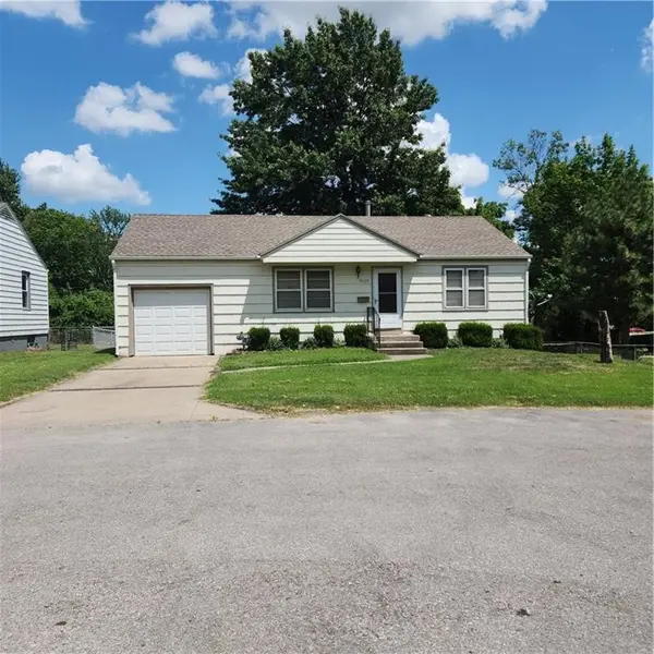 9529 Summit ST, Lenexa, KS 66215