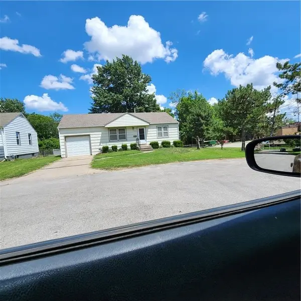 9529 Summit ST, Lenexa, KS 66215