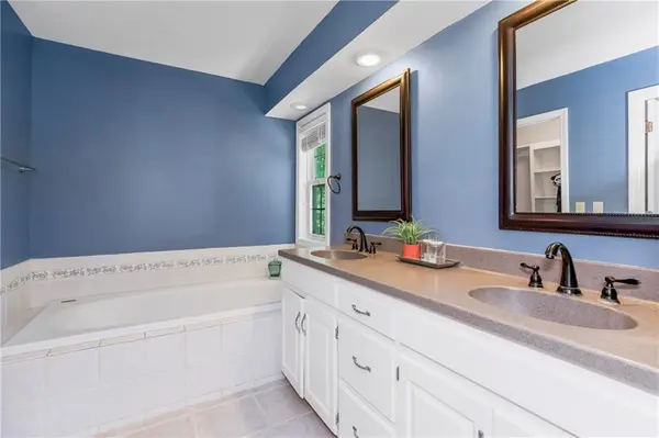 13914 NW Timber Ridge ST, Parkville, MO 64152