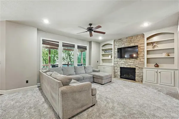 4215 NW 76th ST, Kansas City, MO 64151