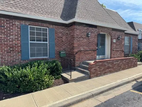5737 Metcalf CT #25, Overland Park, KS 66202