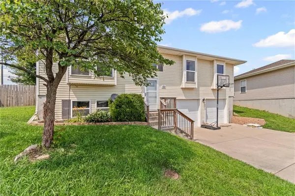 1703 Bluestem CIR, Cameron, MO 64429