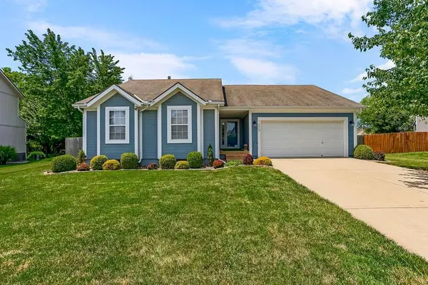 1229 Starbrooke DR, Louisburg, KS 66053