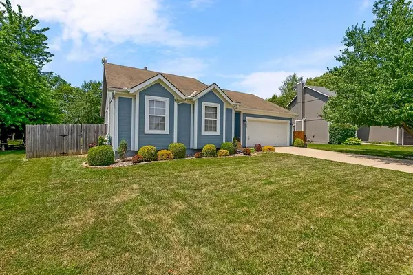 1229 Starbrooke DR, Louisburg, KS 66053