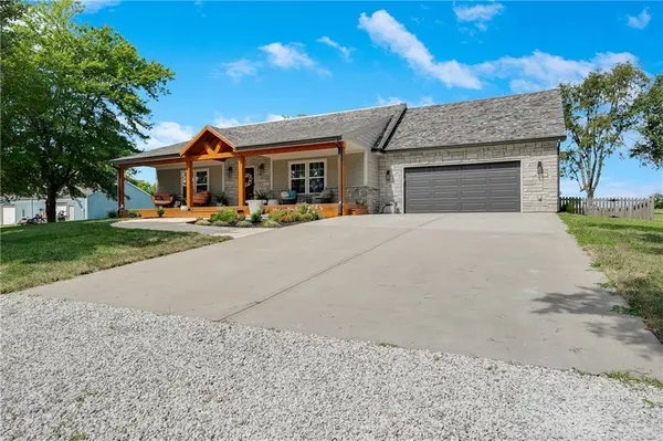 12801 E Brockview LN, Peculiar, MO 64078