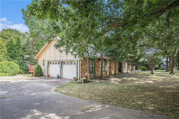 10301 Howe DR, Leawood, KS 66206