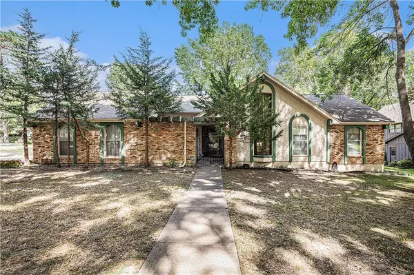 10301 Howe DR, Leawood, KS 66206
