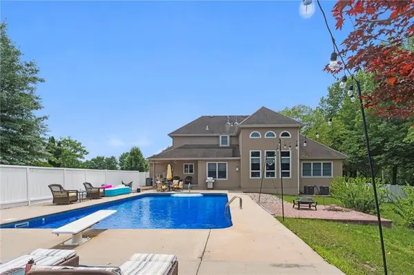 4505 NW Bittersweet LN, Blue Springs, MO 64015