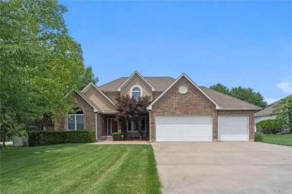 4505 NW Bittersweet LN, Blue Springs, MO 64015