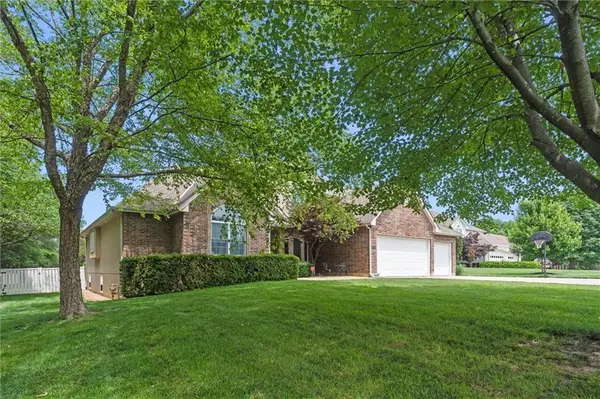 4505 NW Bittersweet LN, Blue Springs, MO 64015