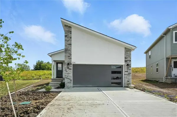 705 Glenn CIR, Raymore, MO 64083