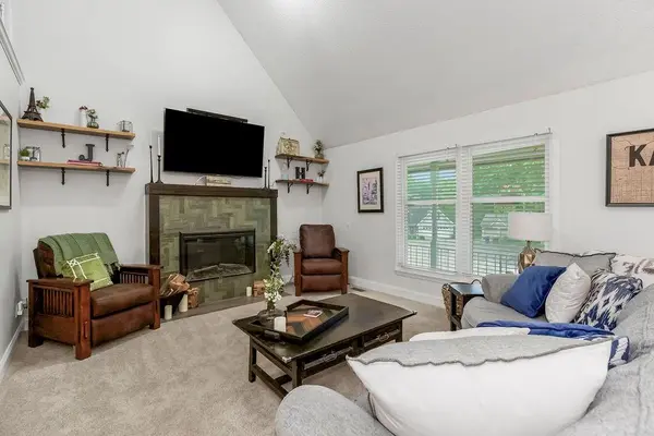7804 NW 70th ST, Kansas City, MO 64152