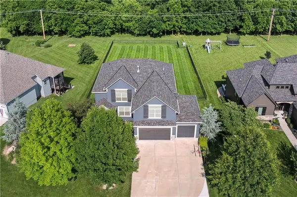 4529 LAKECREST DR, Shawnee, KS 66218