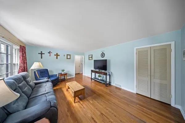 8612 Riggs ST, Overland Park, KS 66212