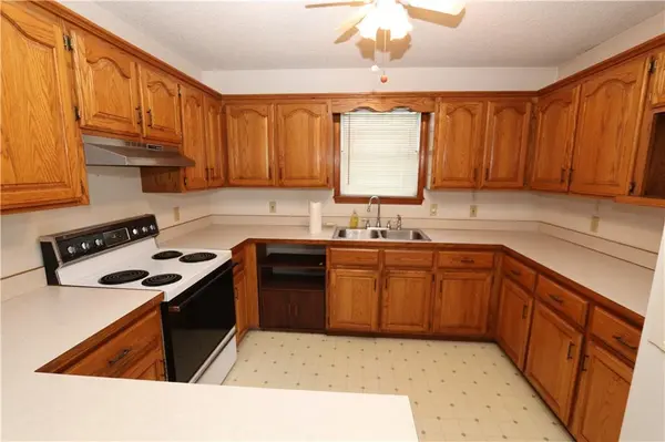 1402 Sunshine DR, Neosho, MO 64850