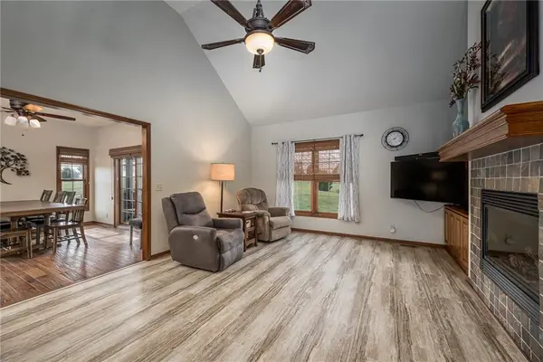15550 161st ST, Bonner Springs, KS 66012