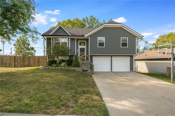 1052 SW Twin Creek DR, Lee's Summit, MO 64081