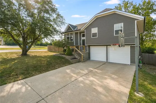1052 SW Twin Creek DR, Lee's Summit, MO 64081