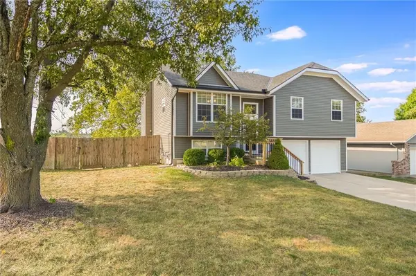 1052 SW Twin Creek DR, Lee's Summit, MO 64081