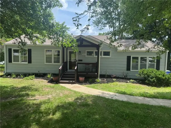 8401 W 77th ST, Overland Park, KS 66204
