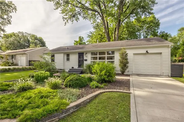 5203 W 76th TER, Prairie Village, KS 66208