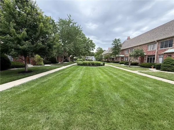 8361 Somerset DR #201, Prairie Village, KS 66207