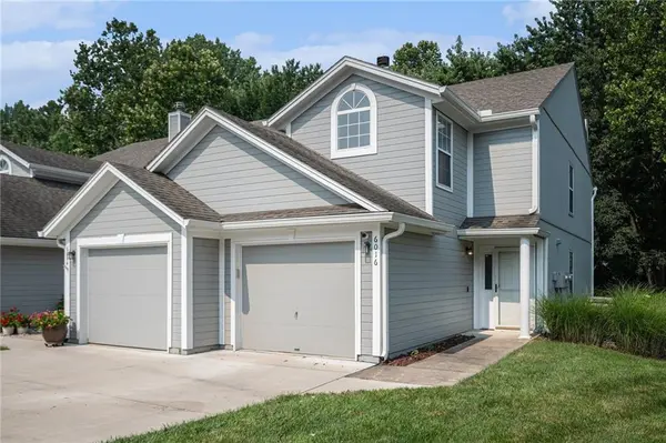 6016 NE Moonstone DR, Lee's Summit, MO 64064