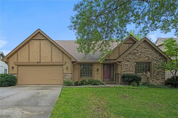 9772 W 101st TER, Overland Park, KS 66212
