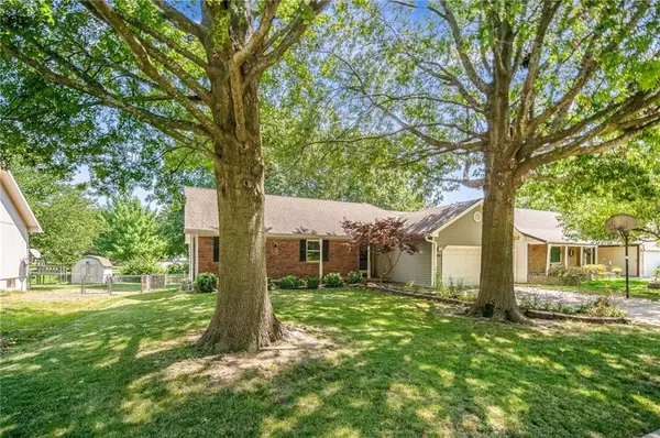 215 N Darrowby DR, Raymore, MO 64083