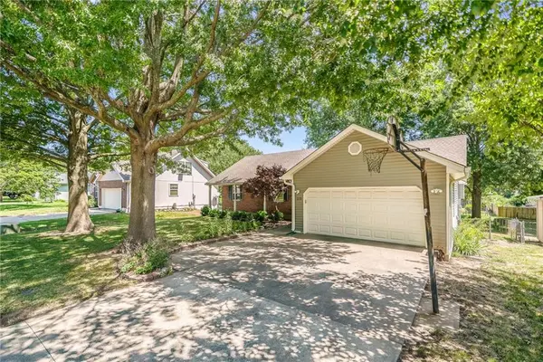 215 N Darrowby DR, Raymore, MO 64083
